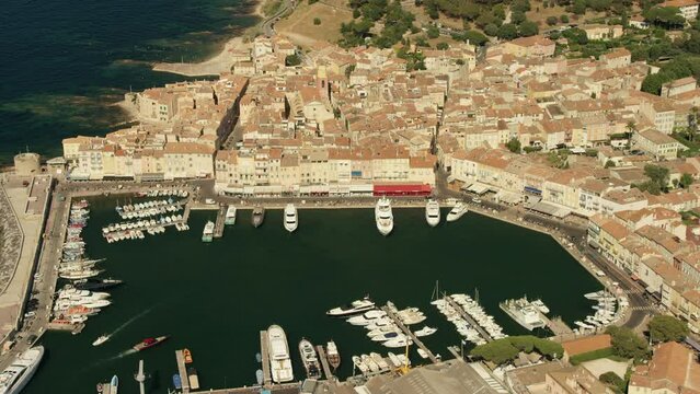 Le port de Saint Trop en vue a&eacute;rienne