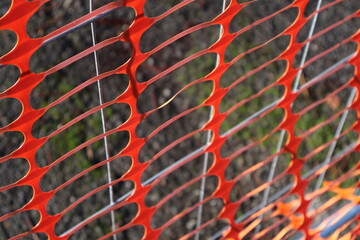 Rete per barriera di sicurezza in plastica arancione. Barriera attorno ad un cantiere in...