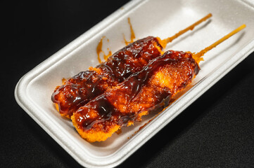食品トレーに入った串カツ