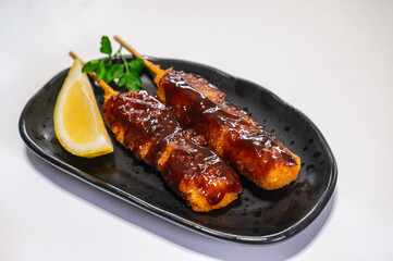 ソースがかかった串カツ