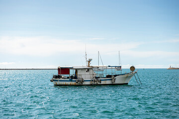 Obraz premium Fishing boat standing on the seashore