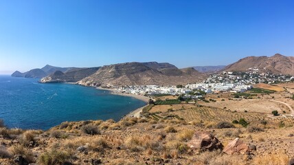 Panorámica del pueblo Las Negras desde la costa norte. Costa rocosa y soleada con un mar de aguas...