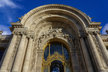 Fototapeta na wymiar The main entrance of a grand building in Paris
