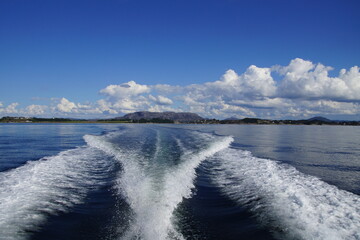 wave behind the boat