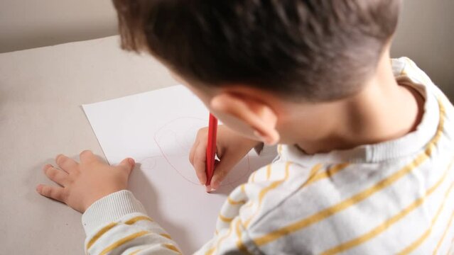  child drawing a picture