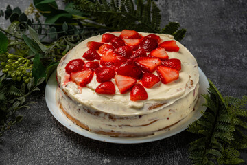 Cream cheese cake with fresh strawberries