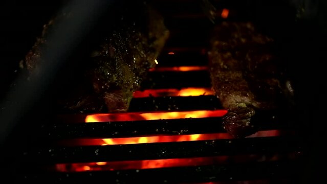 Carne asada en la parrilla