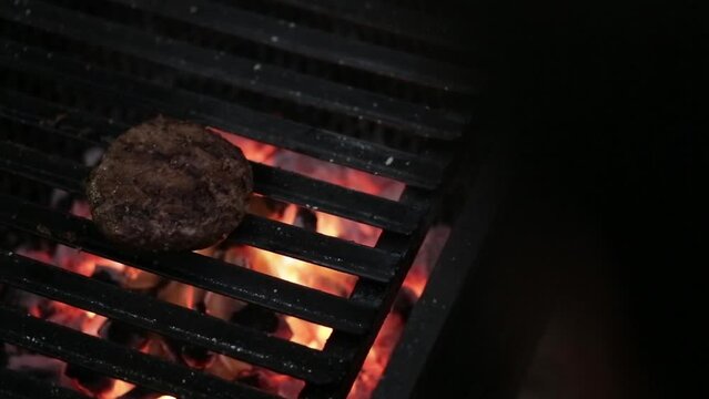 hamburguesa en la parrilla