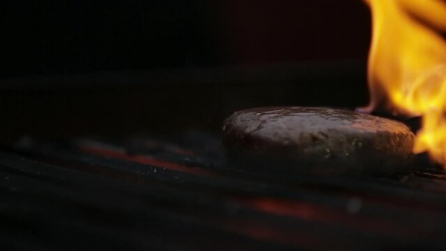 hamburguersa en la parrilla