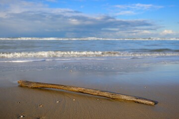 Blick auf einen Holzstab am Nordsee Strand