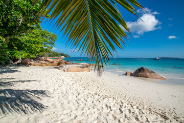 Petit Anse Lazio è una spiaggia paradisiaca sull’isola di Praslin, Seychelles. È famosa per la sua sabbia bianca, acque turchesi e rocce di granito rosa. - obrazy, fototapety, plakaty