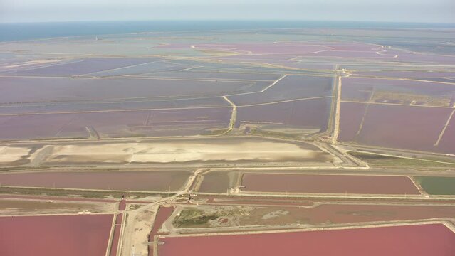 vue a&eacute;rienne des Salins de Camargue