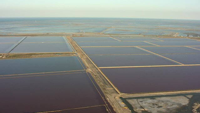 vue a&eacute;rienne des Salins de Camargue