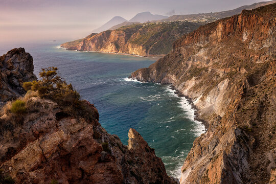 Lipari, Aeolische Inseln, Sizilien, Italien, 29.10.2023, Punto panoramico faraglioni e spiaggia Praia Vinci > english> Lipari, Aeolian Islands, Sicily, Italy, October 29, 2023