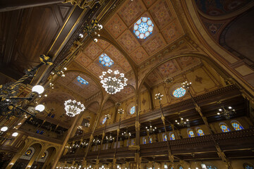 Naklejka premium Budapest, Hungary - December 7, 2023: interior wide angle view of Dohány Street Synagogue utcai Zsinagóga architecture.