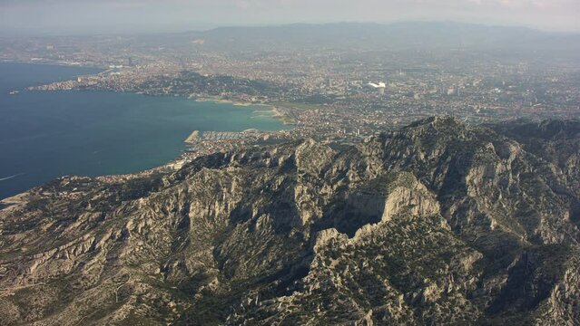 vue a&eacute;rienne de Marseille depuis les calanques