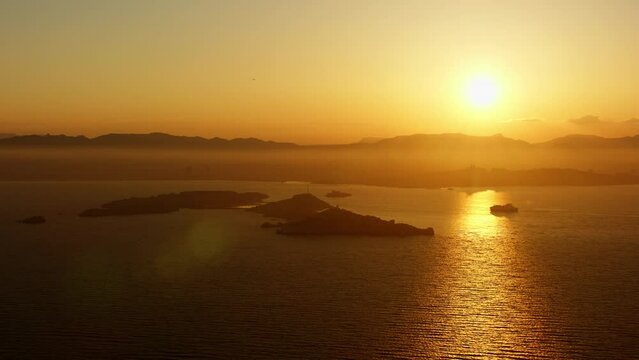 vue a&eacute;rienne de la baie de Marseille avec bateau de croisi&egrave;re