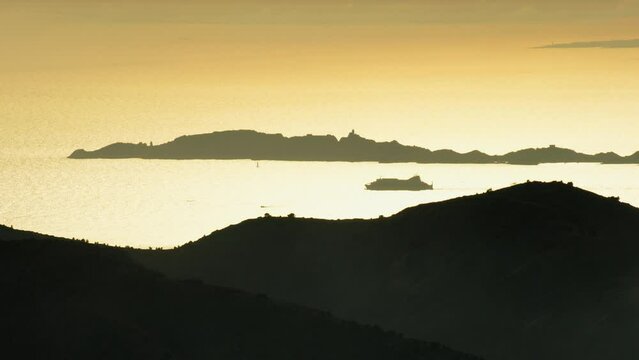 vue a&eacute;rienne des iles du Frioul avec bateau de croisi&egrave;re