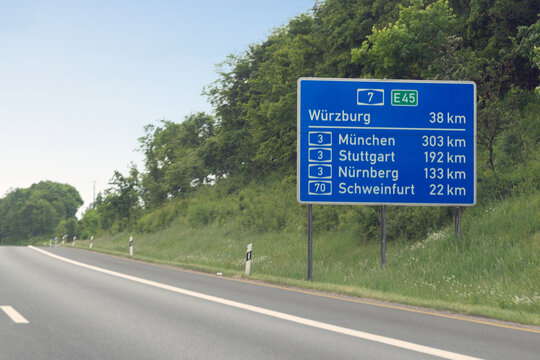 Entfernungstafel, Autobahn 7, in Richtung M&uuml;nchen
