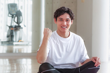 スポーツ施設でガッツポーズをする男性