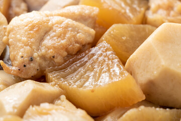 小芋と大根と鶏肉の煮物のアップ。
