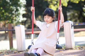 ブランコで遊ぶ女の子