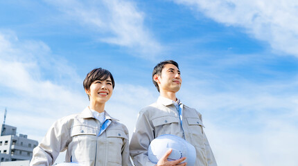 青空を見上げるエンジニア　作業員　建設　産業
