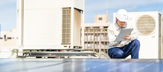 ソーラーパネルを点検するエンジニア　太陽光発電