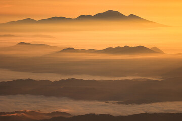 朝焼けの八ヶ岳連峰と雲海