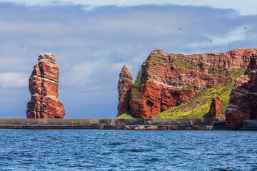 Buntsandsteinklippen auf Helgoland in der Nordsee mit der Langen Anna und der Kleinen Anna mit...