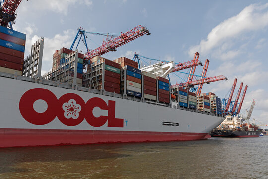 Der Containerriese OOCL Felixstowe am Containerterminal Tollerort im Hamburger Hafen, Hamburg, Deutschland am 28. September 2023.