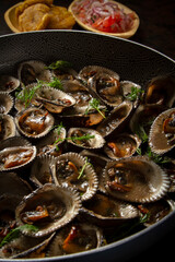 Sarten de conchas prietas