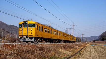 近郊を走る電車