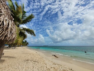 Anmardub Gunayala, una hermosa isla en el caribe panameño en el territorio del pueblo indígena...