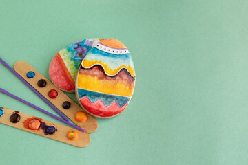 galleta decorada como huevo de pascua con el material artístico con que se hizo