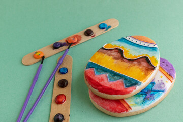 Acuarelas comestibles para pintar galleta con forma de huevo de pascua y pinceles
