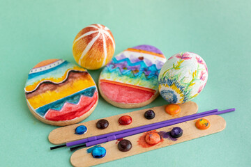 Materiales para pintar galleta y huevo cocido de pascua