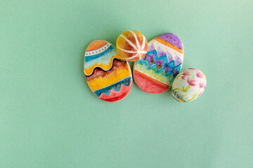 huevos de pascua decorados sobre fondo liso color turquesa