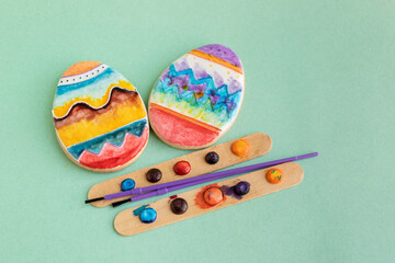 actividad de pintar galleta en forma de huevo de pascua con acuarela comestible