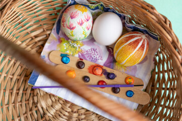 canasta con tres huevos de pascua y acuarela comestible para decorar