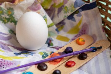 acercamiento de huevo cocido en blanco listo para ser decorado en pascua