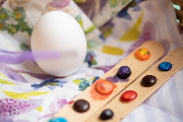 decorando huevo de pascua en blanco