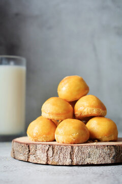 Nastar Cookies is Pineapple tarts cookies or nanas tart filled,  Indonesian cookies popular during Eid Mubarak or ramadhan kareem.
nastar cookies is set with milk as side dish