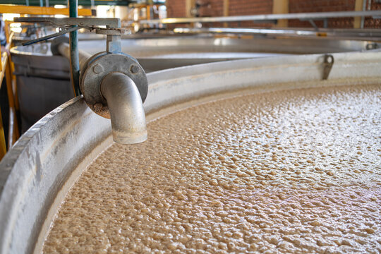 Los jugos del agave se est&aacute;n fermentando en las tinas de la fabrica para elaborar Tequila.	
