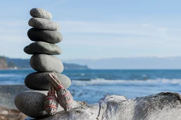 Photo sur Aluminium Pierres dans le sable A tranquil image of stacked zen stones with two white sage smudge sticks and the blue Pacific Ocean in the background.