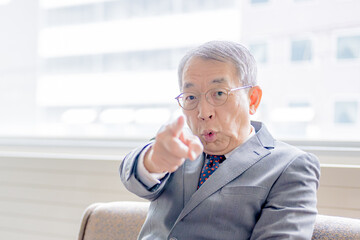 何だ君はという顔のビジネスマン
