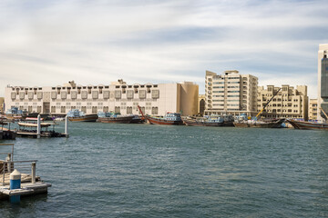 Obraz premium The Dubai Creek near the reconstructed old part of the Dubai city - Al-Bastakiya quarter in the Dubai city, United Arab Emirates