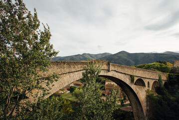 Vieux pont en pierre dans le sud de la France. Pont du diable à Céret. Pont en arche. Pont élevé contre les crues. Pont dans les Pyrénées orientales