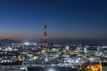 高台から見る夜の北九州工場地帯の町並み