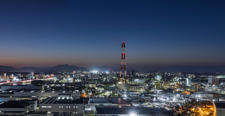 高台から見る夜の北九州工場地帯の町並み